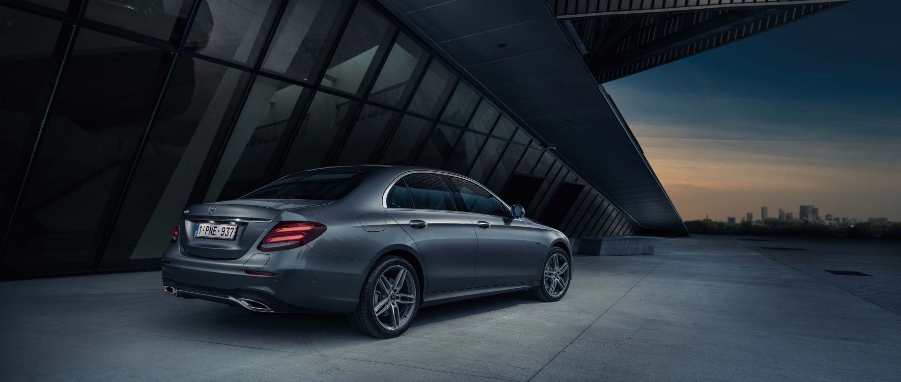 Silver Mercedes Benz Coupe Estacionado Sobre Pavimento Gris. Wallpaper in 3400x1440 Resolution