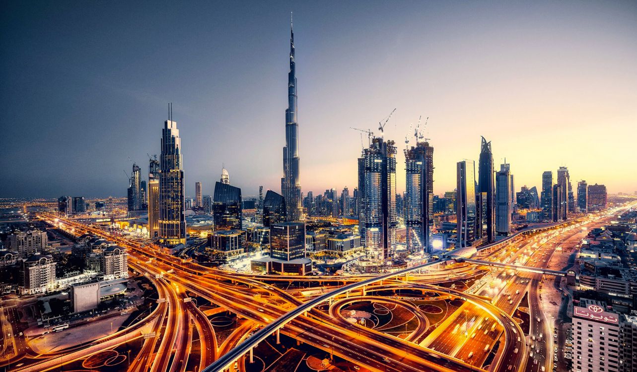 Zeitrafferfotografie Der Stadt Während Der Nachtzeit. Wallpaper in 2560x1496 Resolution