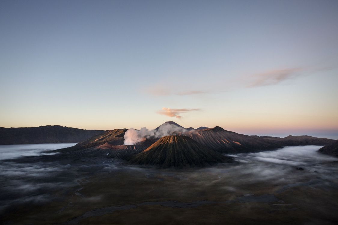 Brauner Berg Unter Blauem Himmel Tagsüber. Wallpaper in 3000x2000 Resolution
