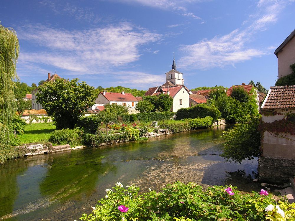 Bâtiment en Béton Blanc et Marron Près de la Rivière Sous un Ciel Bleu Pendant la Journée. Wallpaper in 3264x2448 Resolution