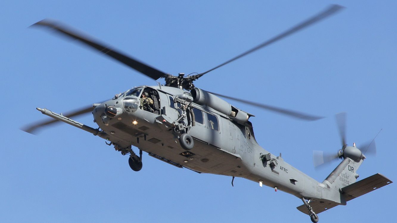 Avion de Chasse Gris et Noir Dans le Ciel. Wallpaper in 2560x1440 Resolution