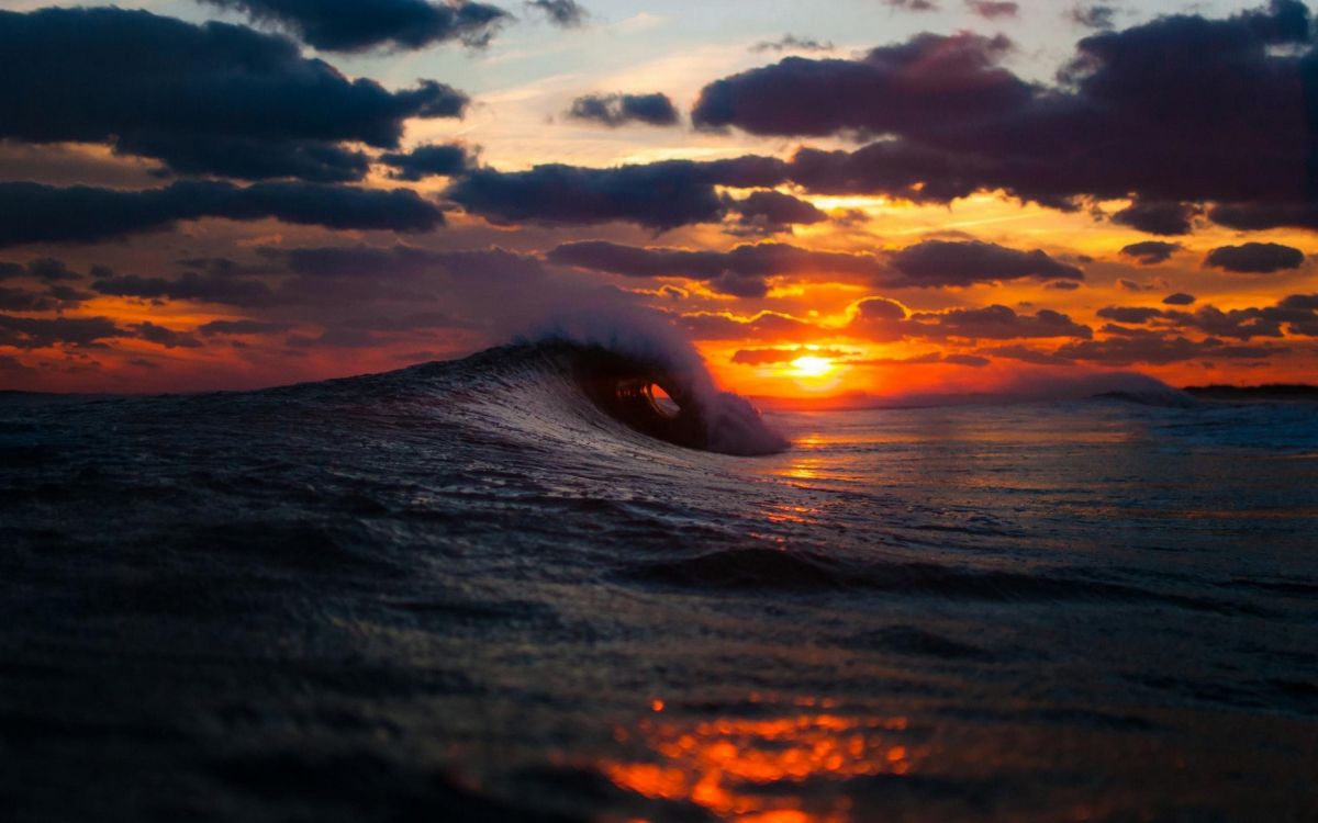 Vagues de la Mer se Brisant Sur le Rivage Pendant le Coucher du Soleil. Wallpaper in 2560x1600 Resolution