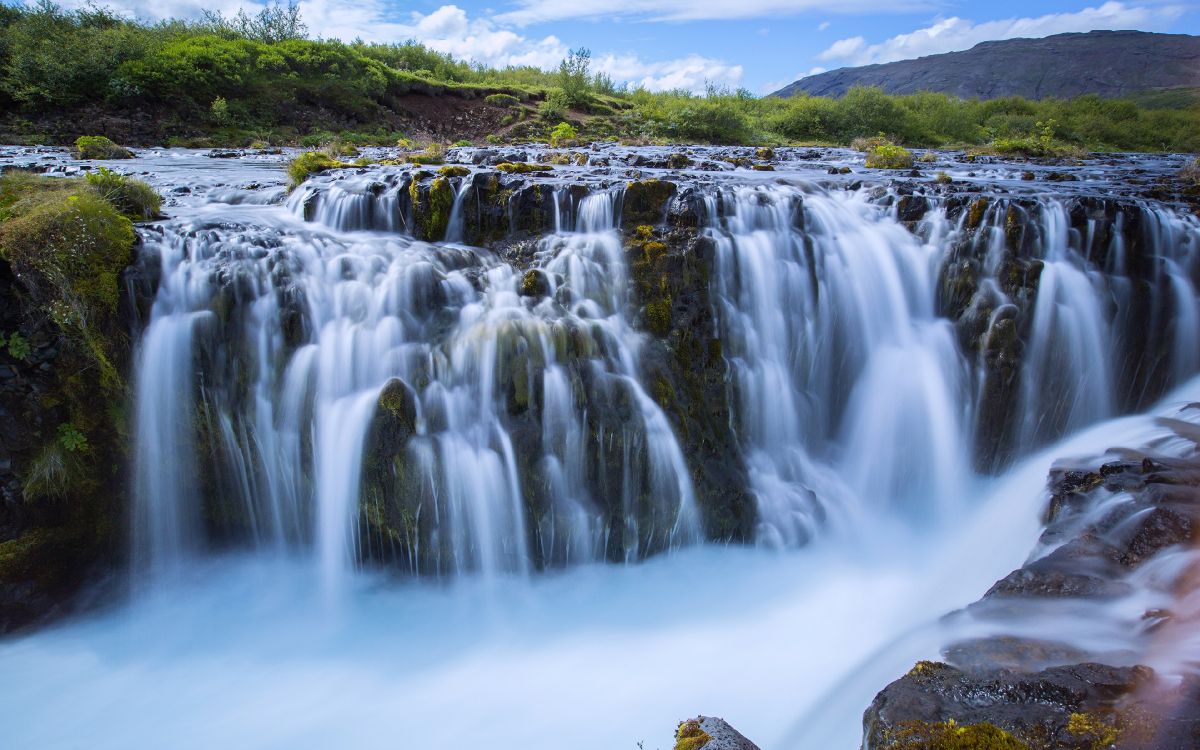 El Agua Cae Sobre el Campo de Hierba Verde Durante el Día. Wallpaper in 3840x2400 Resolution