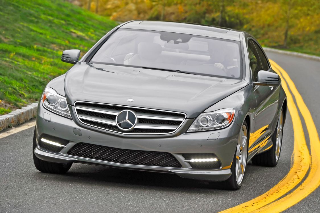 Plata Mercedes Benz Clase c en la Carretera Durante el Día. Wallpaper in 2048x1365 Resolution