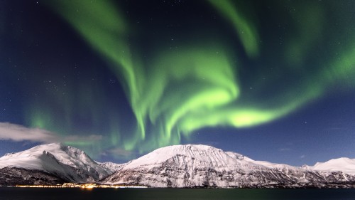 Image green aurora lights over snow covered mountain