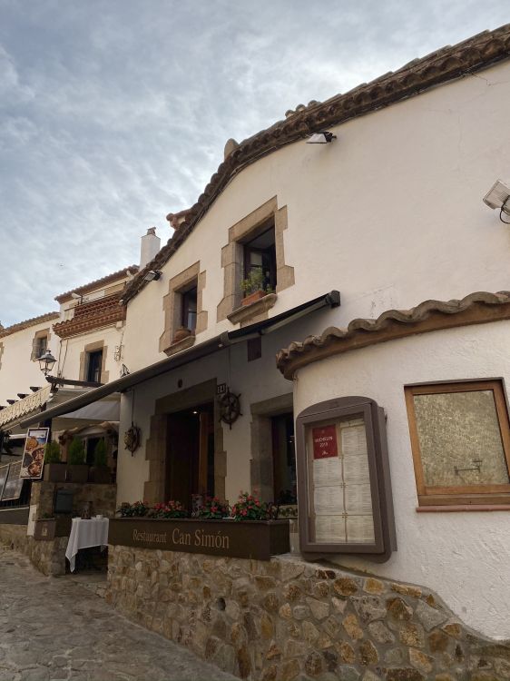 Barrio, Edificio, Ciudad, Fachada, Zona Residencial. Wallpaper in 1536x2048 Resolution