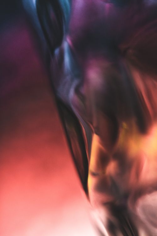 Femme en Chemise Noire et Blanche. Wallpaper in 3648x5472 Resolution