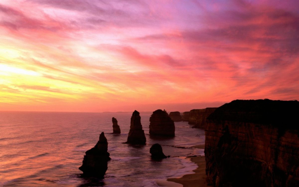 Silhouette Von Felsen am Meer Bei Sonnenuntergang. Wallpaper in 2560x1600 Resolution