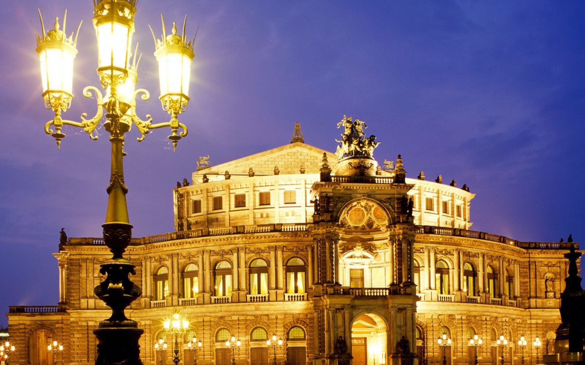 Edificio de Hormigón Blanco Bajo un Cielo Azul Durante la Noche. Wallpaper in 2560x1600 Resolution