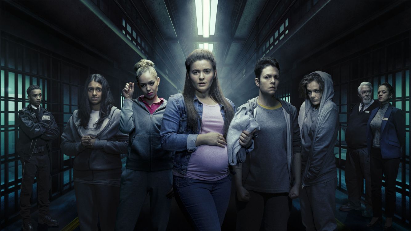 3 Frauen Und Mann Stehen Auf Tunnel. Wallpaper in 4000x2247 Resolution