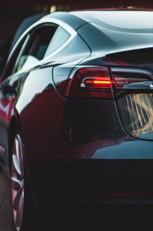 Rotes Auto Mit Weißem Licht. Wallpaper in 3632x5456 Resolution