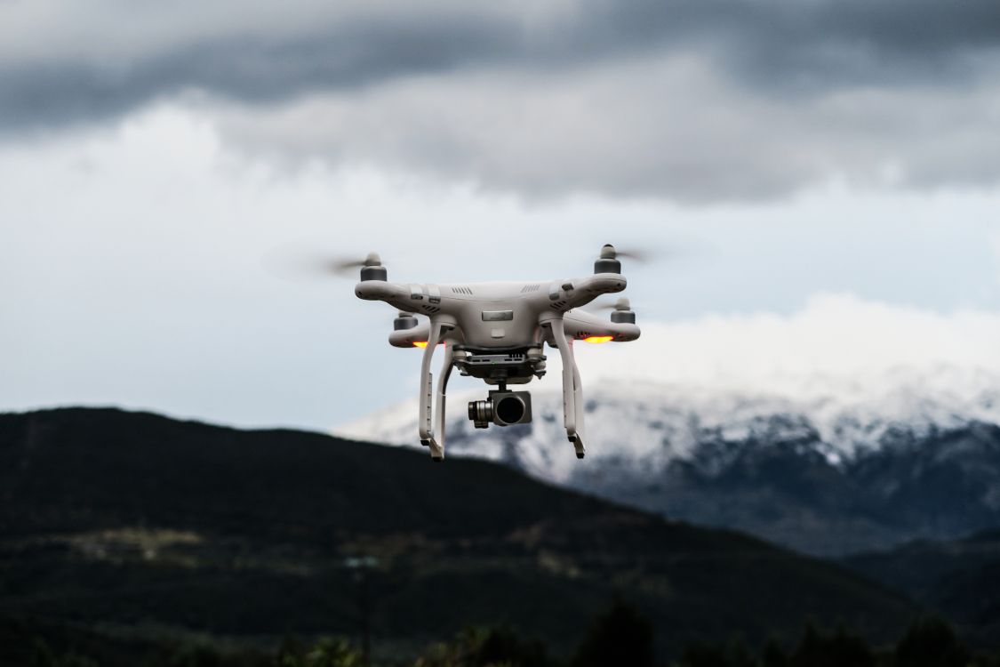 Drone Gris Survolant la Montagne Verte Pendant la Journée. Wallpaper in 5472x3648 Resolution