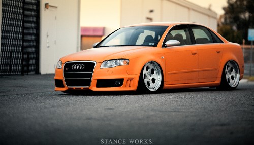 Image orange audi a 4 sedan