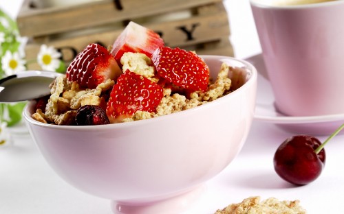 Image red strawberries in white ceramic bowl