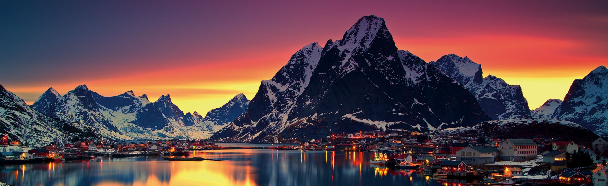 Montagne Couverte de Neige Près D'un Plan D'eau Pendant le Coucher du Soleil. Wallpaper in 5826x1785 Resolution