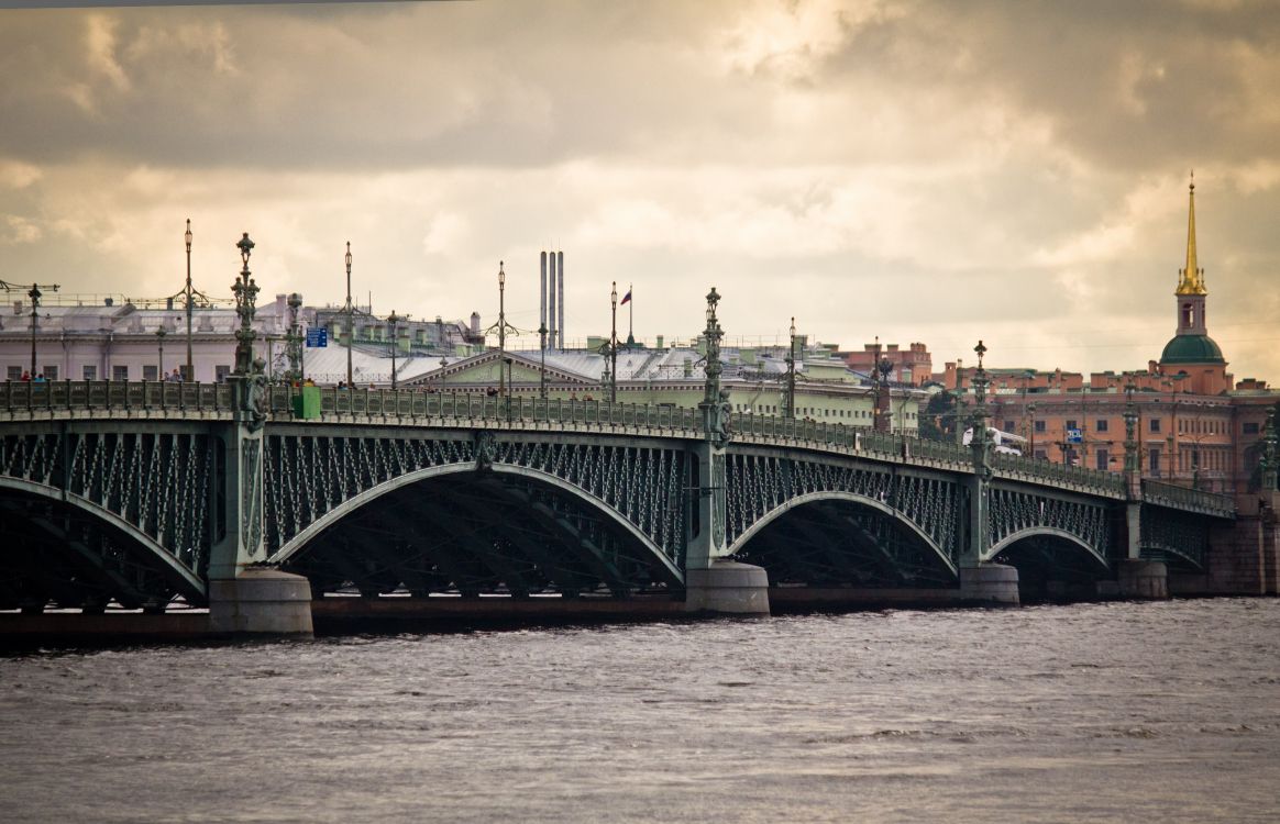 Pont en Béton Gris Au-dessus D'un Plan D'eau Sous un Ciel Nuageux Pendant la Journée. Wallpaper in 2738x1763 Resolution