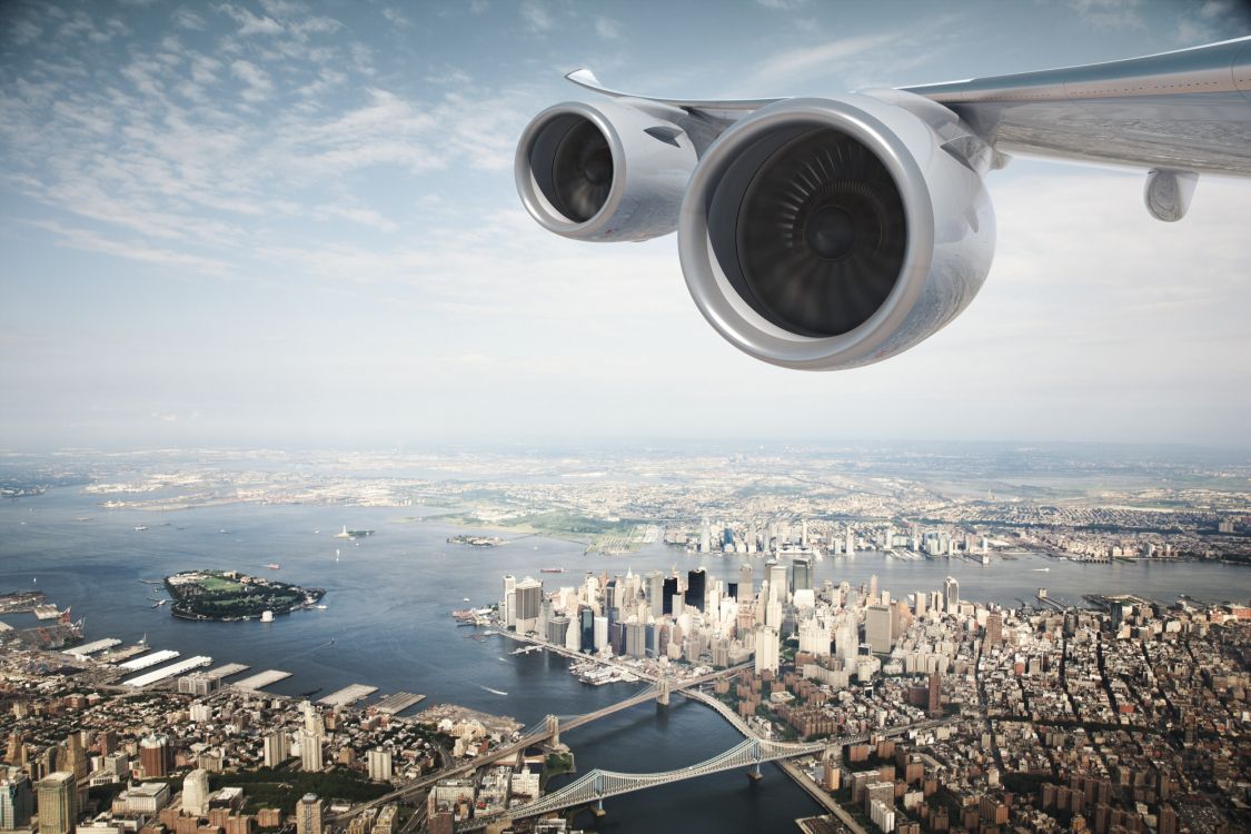 Aile D'avion Blanche et Grise Au-dessus Des Bâtiments de la Ville Pendant la Journée. Wallpaper in 2504x1669 Resolution