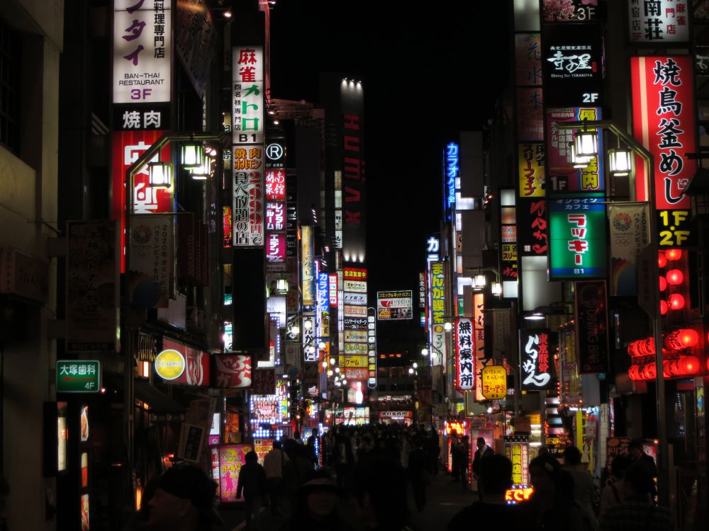 Personnes Marchant Dans la Rue Pendant la Nuit. Wallpaper in 2880x2160 Resolution