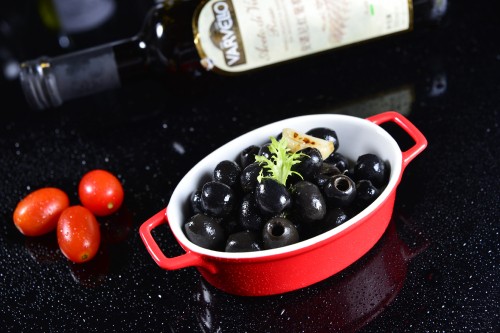 Image black berries in white ceramic bowl