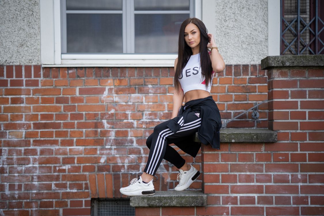 Ziegel, Wand, Schönheit, Sportswear, Schuh. Wallpaper in 5793x3862 Resolution