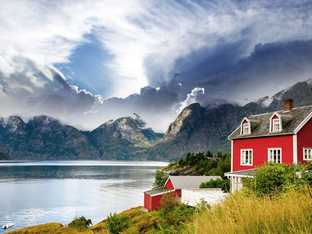 Maison Rouge et Blanche Près du Lac et Des Montagnes Sous Des Nuages Blancs et un Ciel Bleu Pendant la Journée. Wallpaper in 3192x2394 Resolution