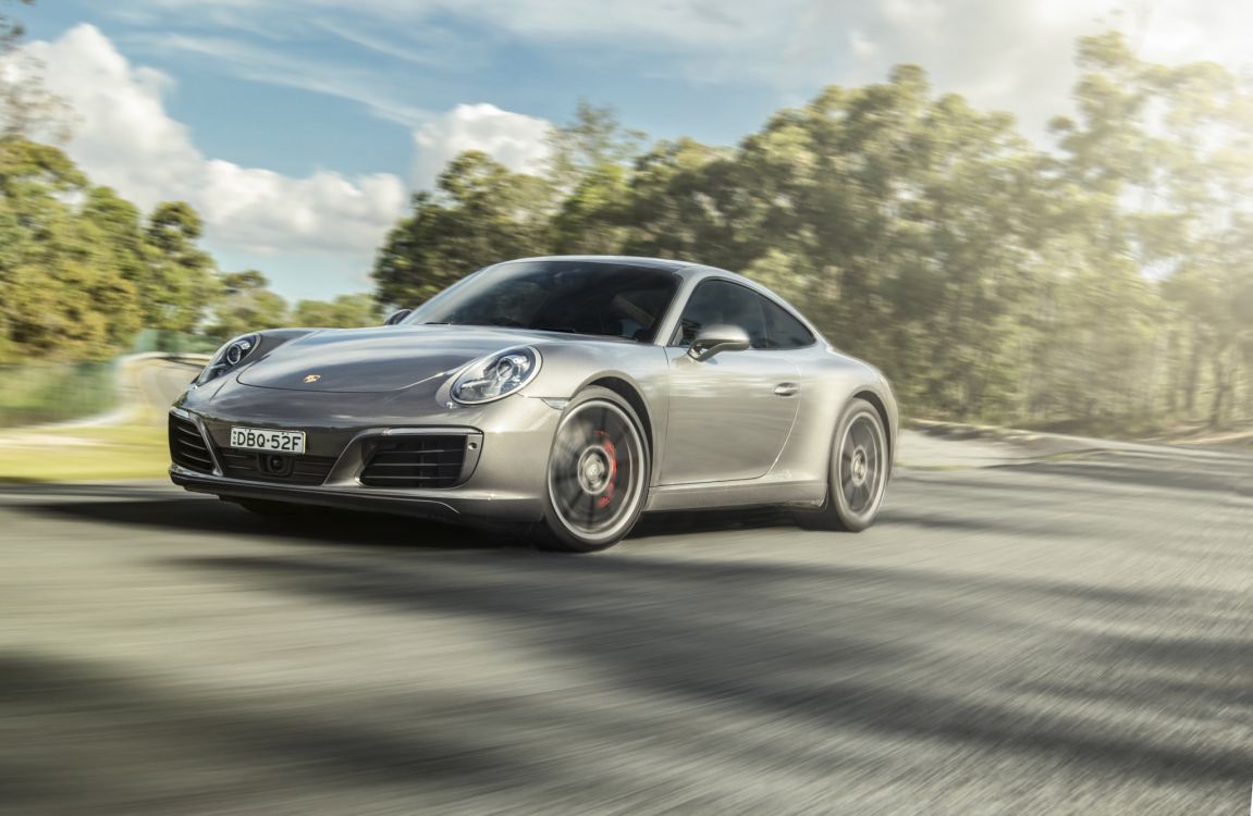 Silver Mercedes Benz Coupé Sur Route Pendant la Journée. Wallpaper in 2048x1334 Resolution