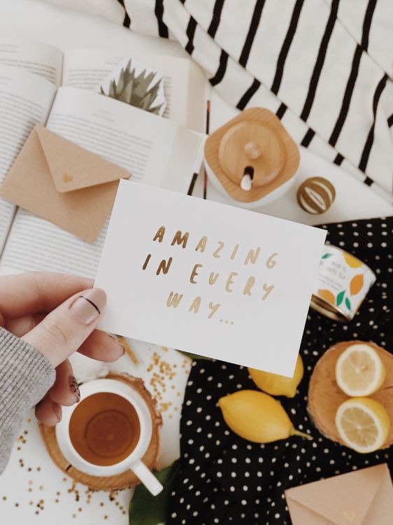 Personne Tenant du Papier D'imprimante Blanc. Wallpaper in 3024x4032 Resolution