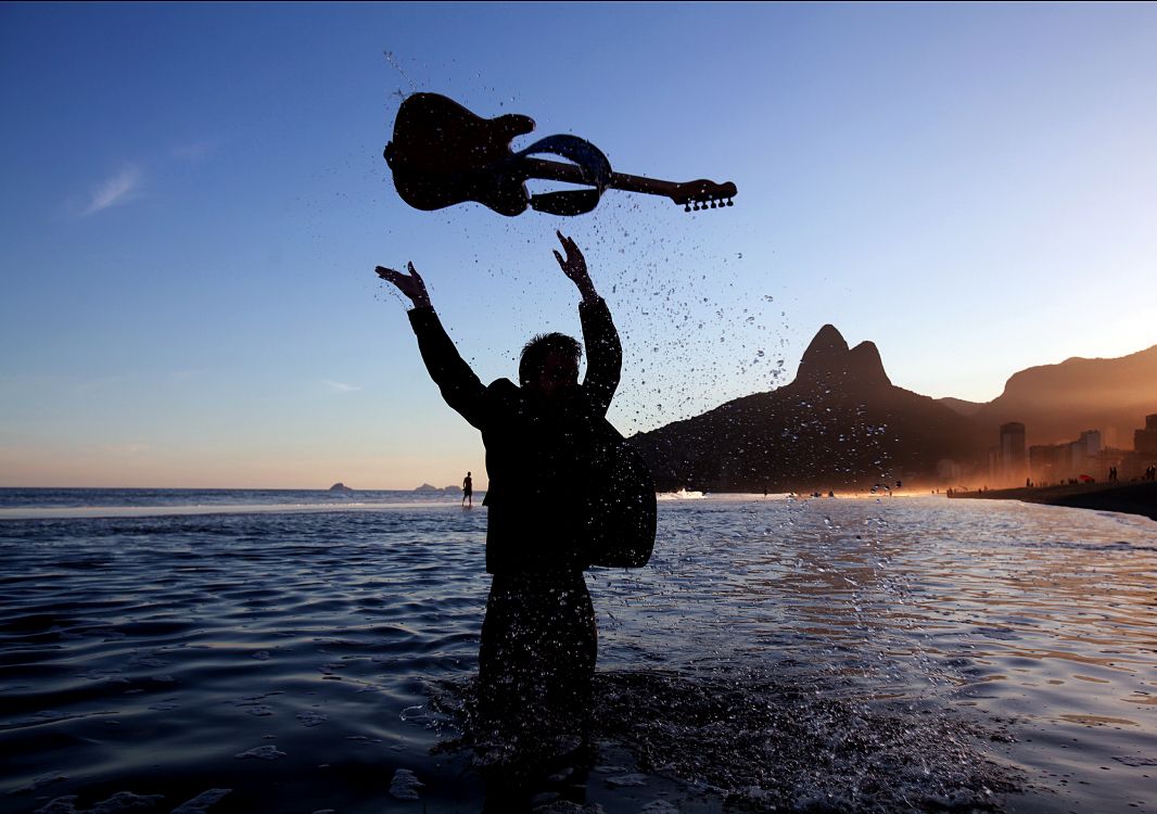 Guitarra, La Gente en la Naturaleza, Agua, Mar, Oceano. Wallpaper in 6870x4830 Resolution