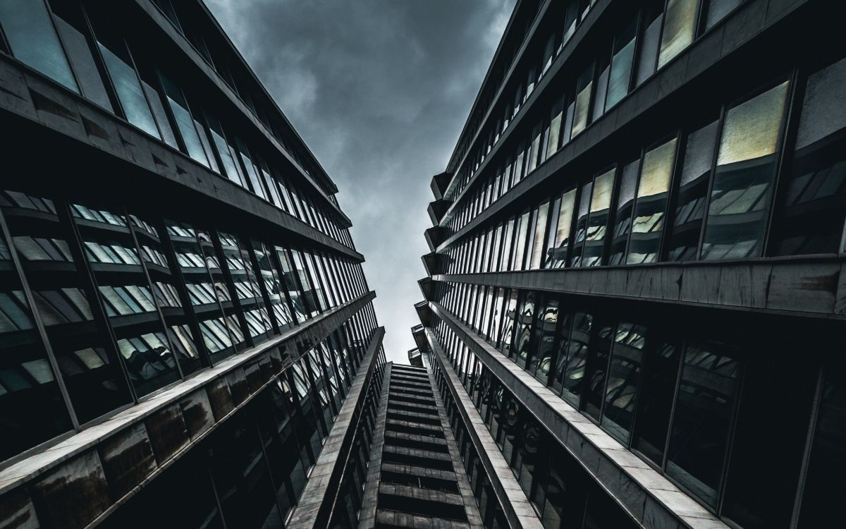 Foto en Escala de Grises de un Edificio de Gran Altura. Wallpaper in 2880x1800 Resolution