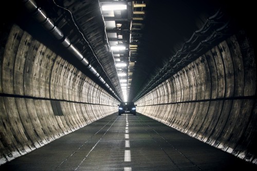 Image man in black jacket walking on tunnel