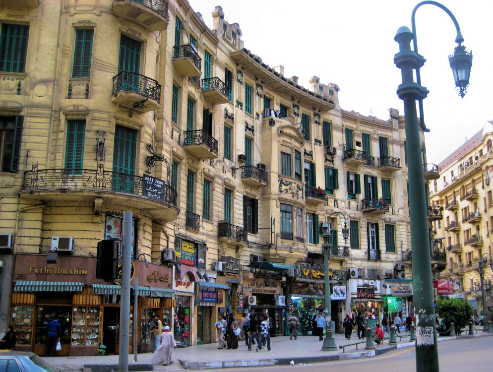 Gente Caminando en la Calle Cerca Del Edificio de Hormigón Beige Durante el Día. Wallpaper in 2962x2234 Resolution