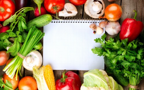 Image red tomato beside green vegetable and yellow corn