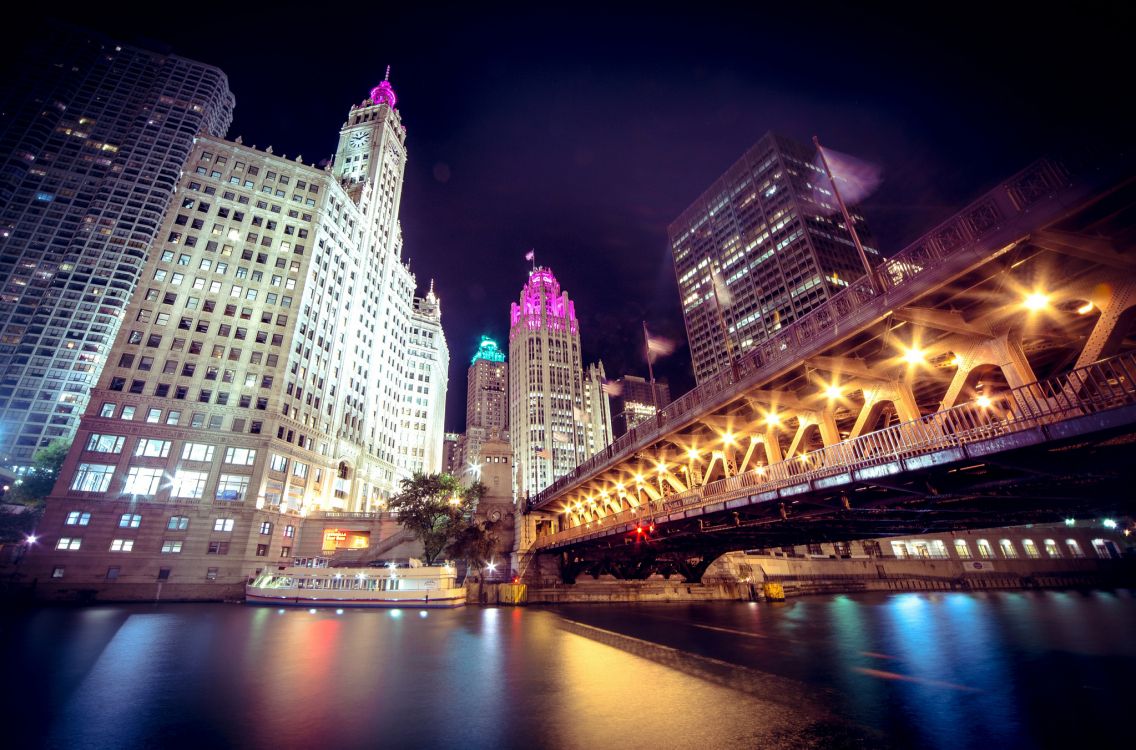 Weißes Betongebäude in Der Nähe Der Brücke Während Der Nachtzeit. Wallpaper in 2048x1352 Resolution