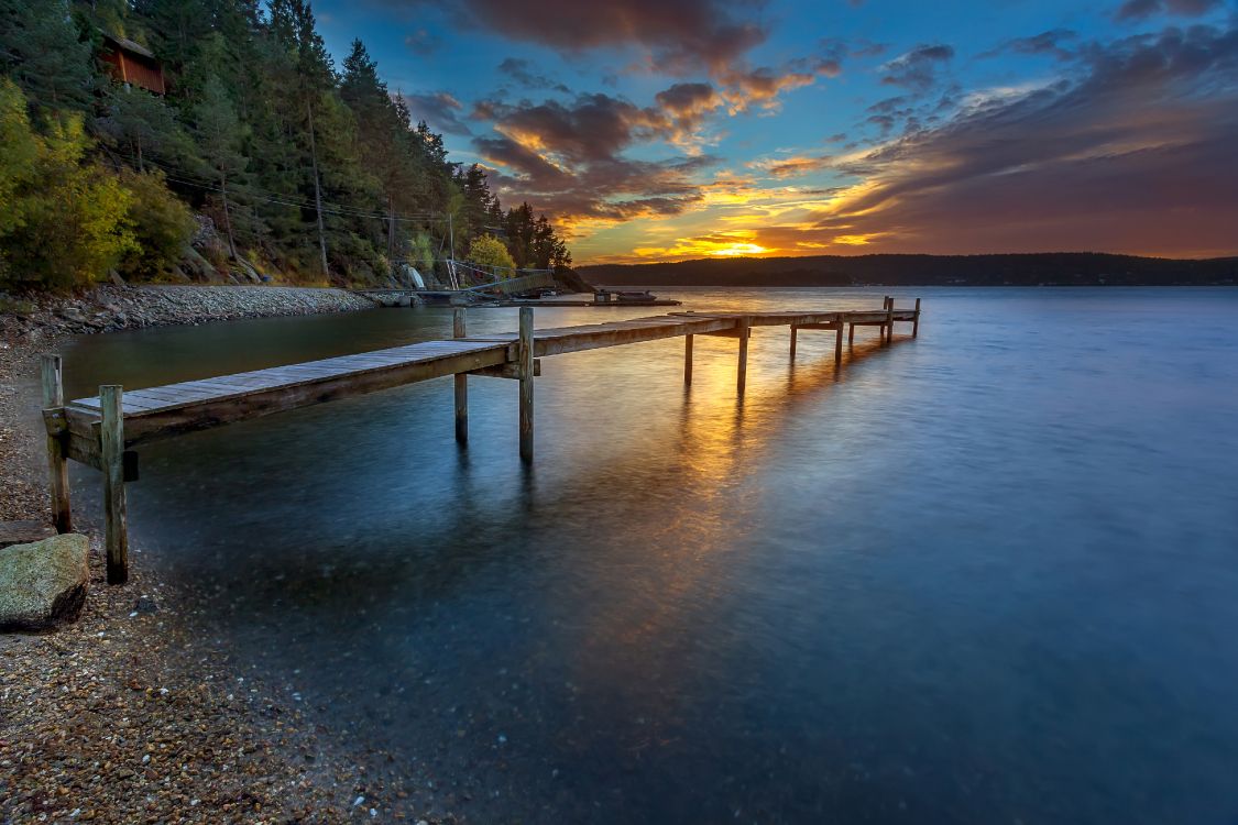 Quai en Bois Brun Sur le Plan D'eau Pendant la Journée. Wallpaper in 4200x2800 Resolution