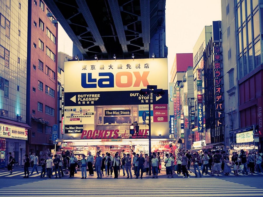 Gente Caminando en la Calle Durante el Día. Wallpaper in 2560x1920 Resolution