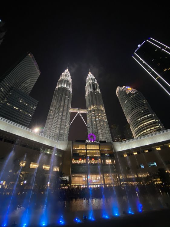 Tours Petronas, Kuala Lumpur, Malaisie, Les Tours Jumelles Petronas, Nuit. Wallpaper in 1536x2048 Resolution