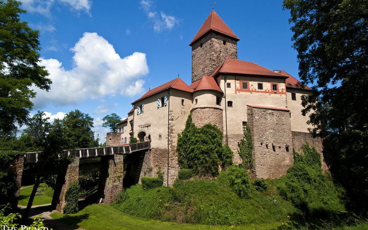 Braunes Backsteingebäude Unter Blauem Himmel Tagsüber. Wallpaper in 2560x1600 Resolution