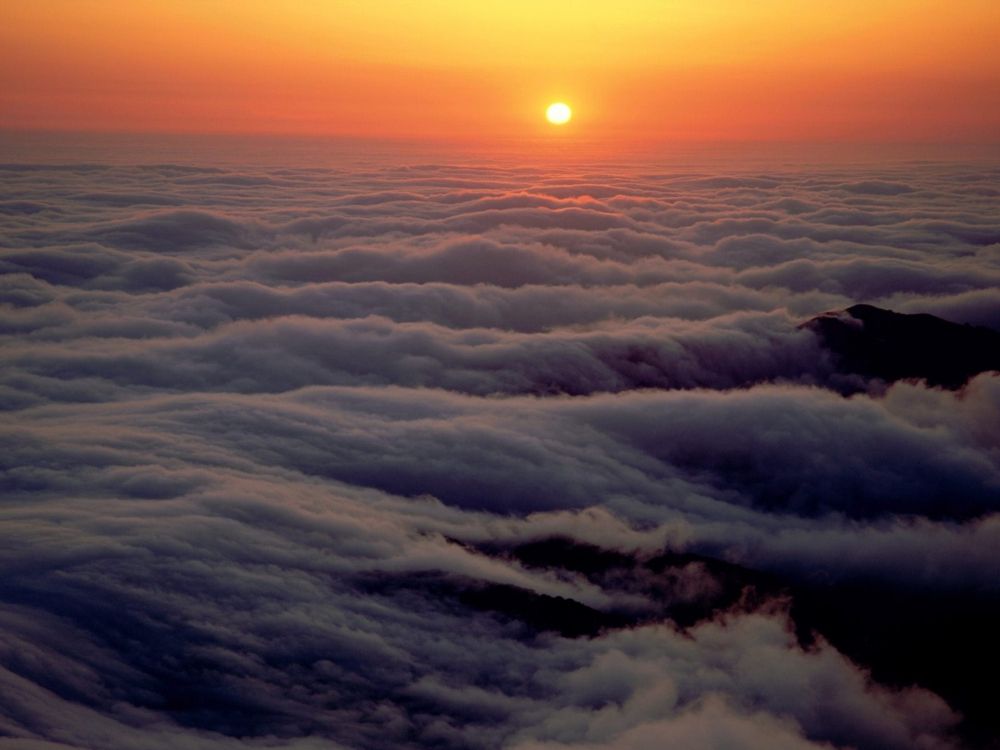 Nubes Blancas Durante la Hora Dorada. Wallpaper in 2560x1920 Resolution