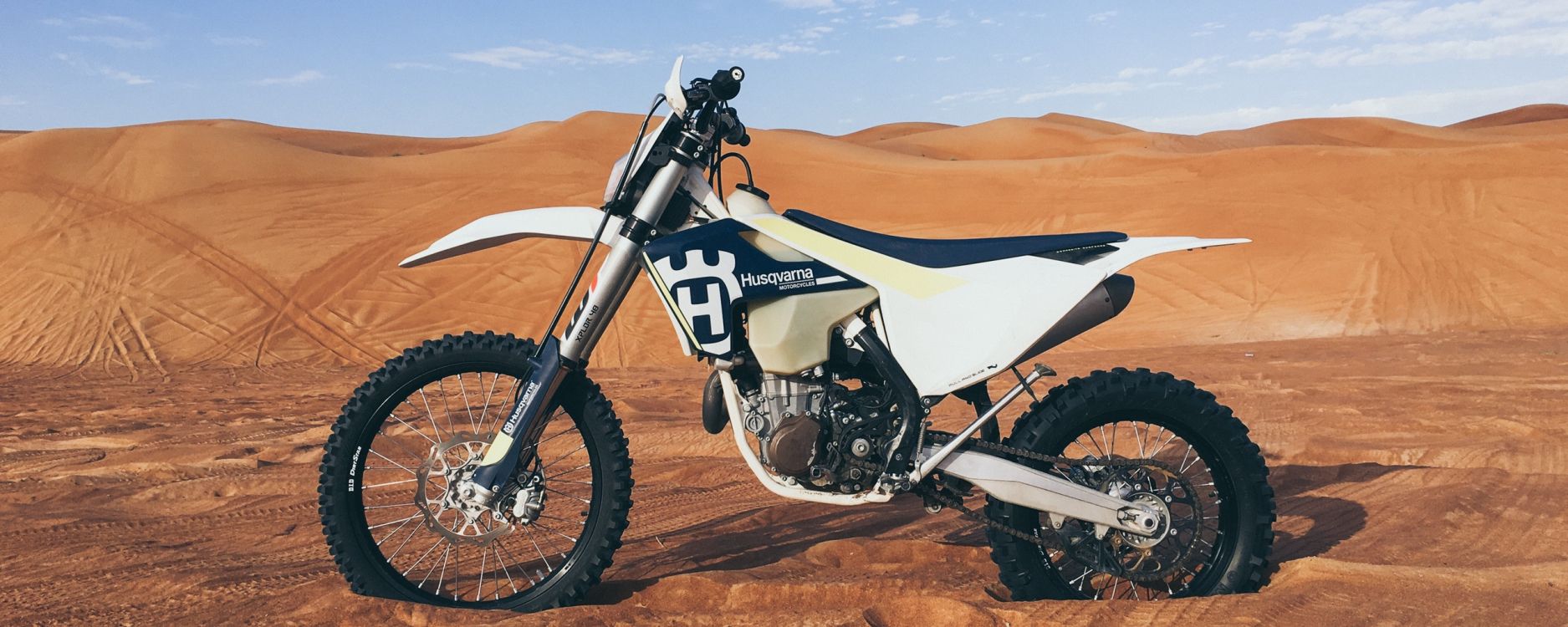 Weißes Und Schwarzes Dirtbike. Wallpaper in 2560x1024 Resolution