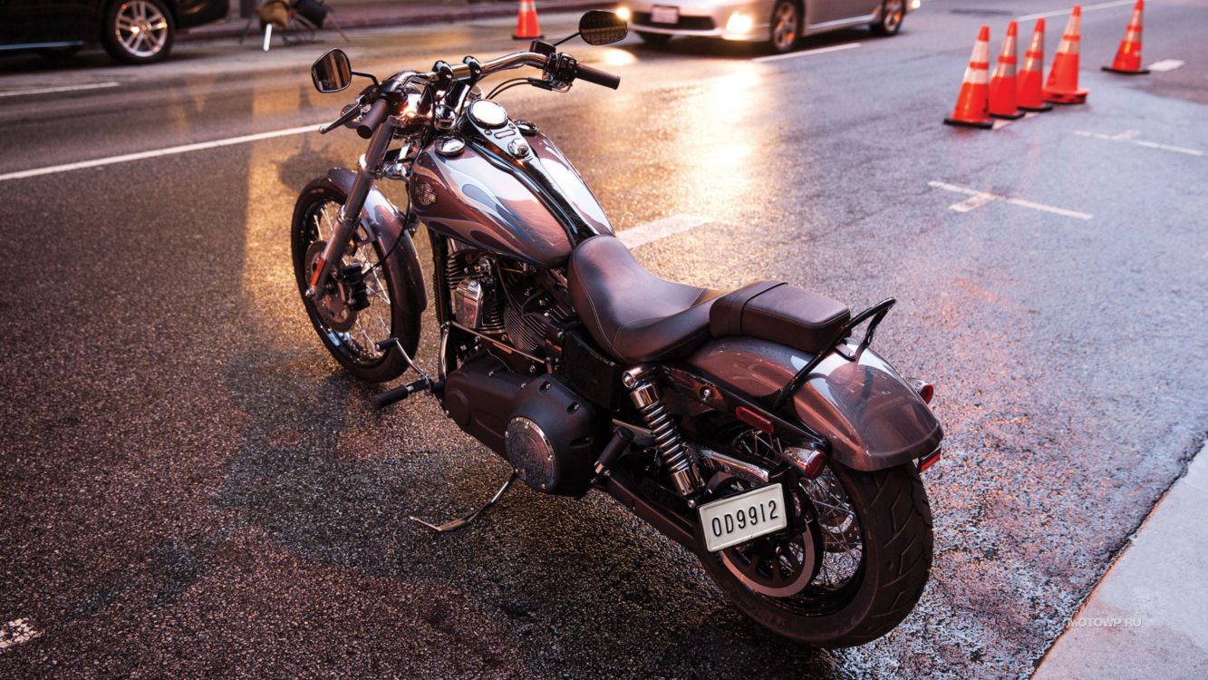 Motocicleta Desnuda Negra y Roja en la Carretera de Asfalto Gris Durante el Día. Wallpaper in 3840x2160 Resolution