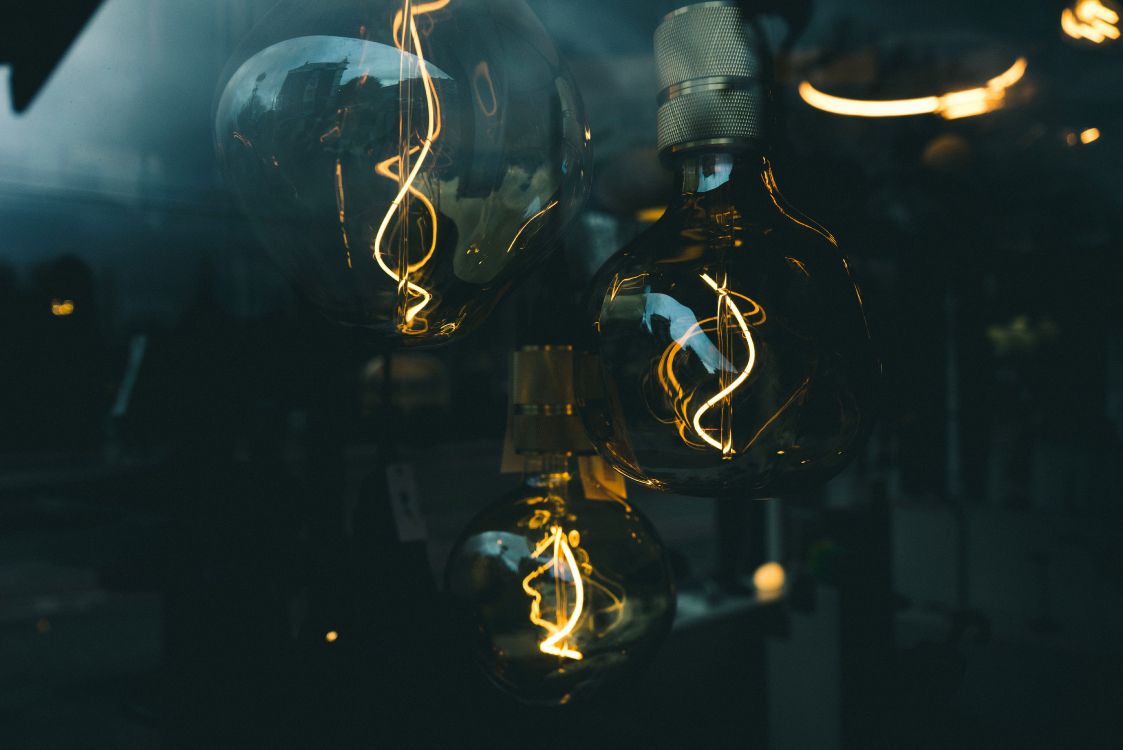 Bombilla de Luz de Vidrio Transparente Encendida Con Poca Luz. Wallpaper in 7360x4912 Resolution