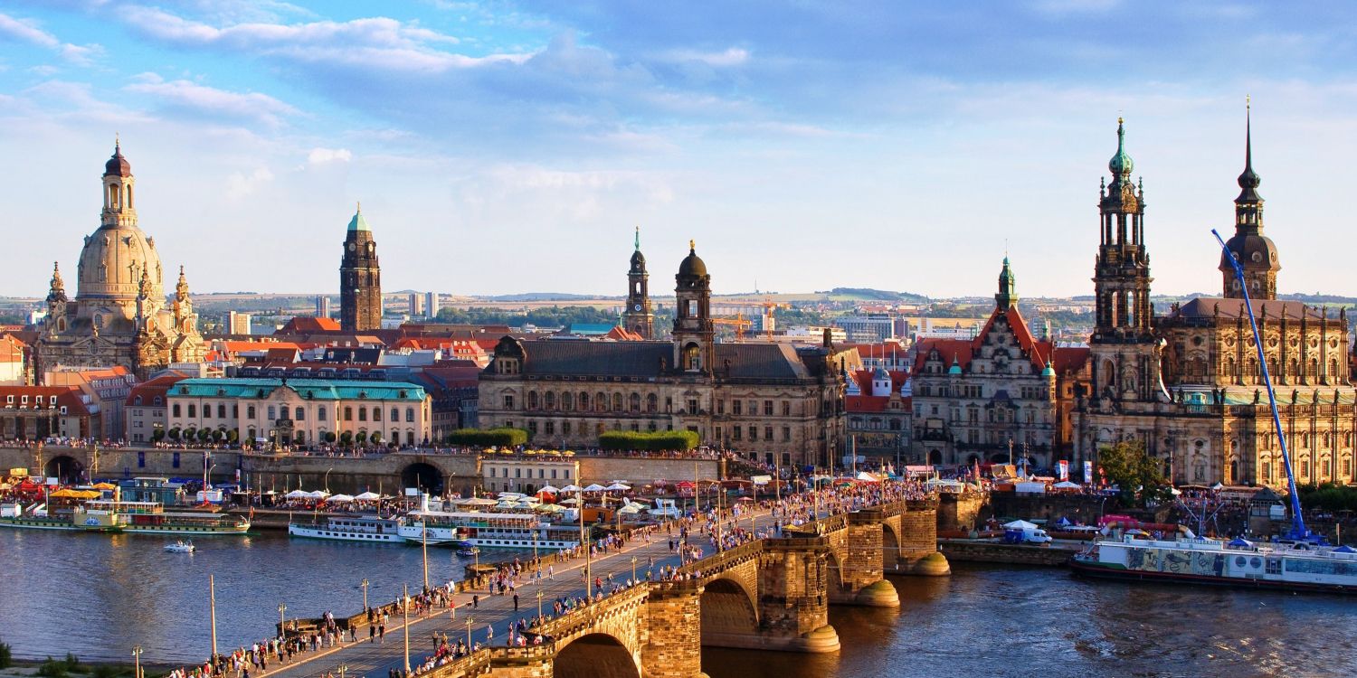 Bâtiment en Béton Brun Près D'un Plan D'eau Pendant la Journée. Wallpaper in 3143x1571 Resolution