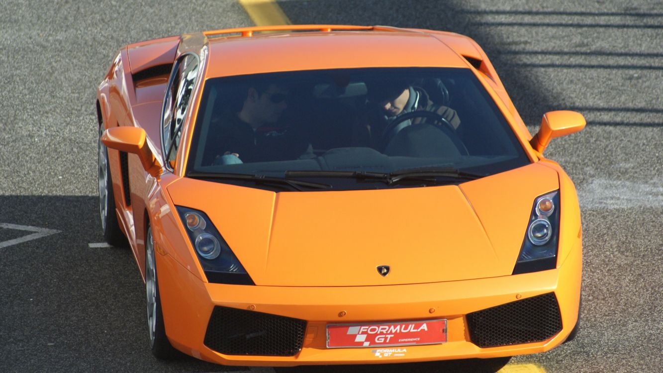 Ferrari 458 Italia Jaune Sur Route. Wallpaper in 3840x2160 Resolution