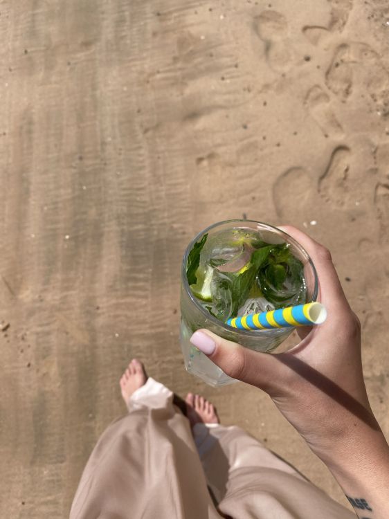 Eau, Unbreakable, Main, Doigt, Plage. Wallpaper in 1536x2048 Resolution