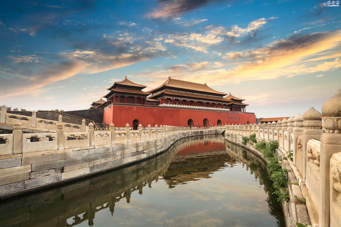 Bâtiment en Béton Rouge et Blanc Près D'un Plan D'eau Sous un Ciel Bleu Pendant la Journée. Wallpaper in 3000x2000 Resolution