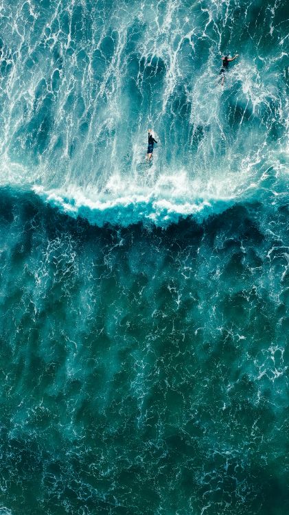 Personne Surfant Sur Les Vagues de la Mer Pendant la Journée. Wallpaper in 2364x4203 Resolution