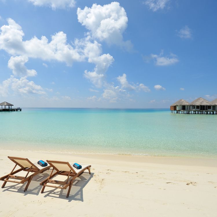 Chaises Longues en Bois Marron Sur la Plage Pendant la Journée. Wallpaper in 2048x2048 Resolution