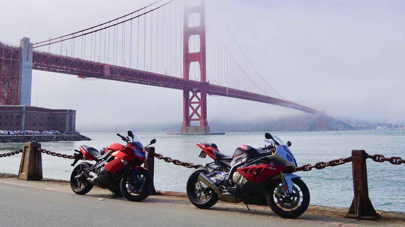 Motocicleta Roja y Negra Cerca Del Puente Golden Gate. Wallpaper in 4485x2523 Resolution