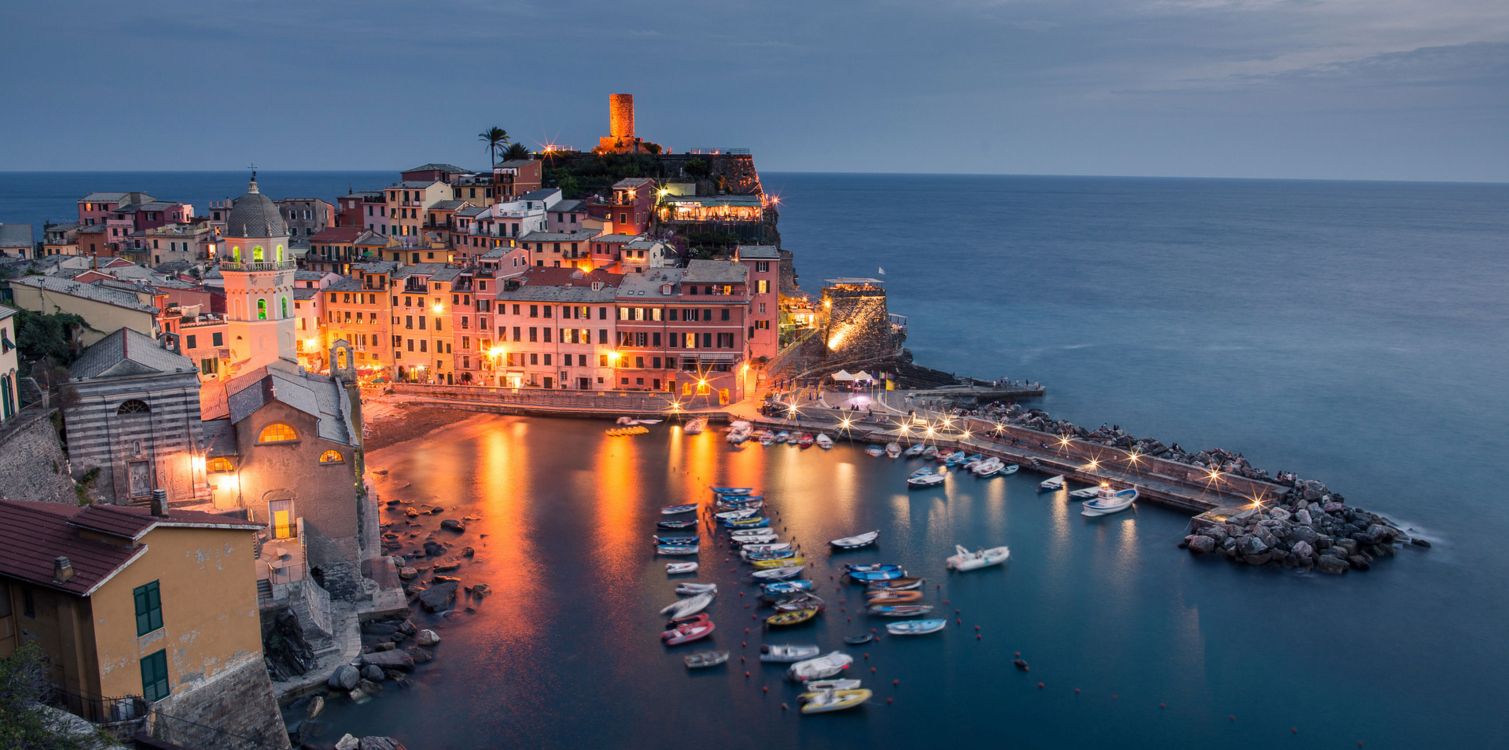 Immeubles de Grande Hauteur Près D'un Plan D'eau Pendant la Nuit. Wallpaper in 3402x1690 Resolution