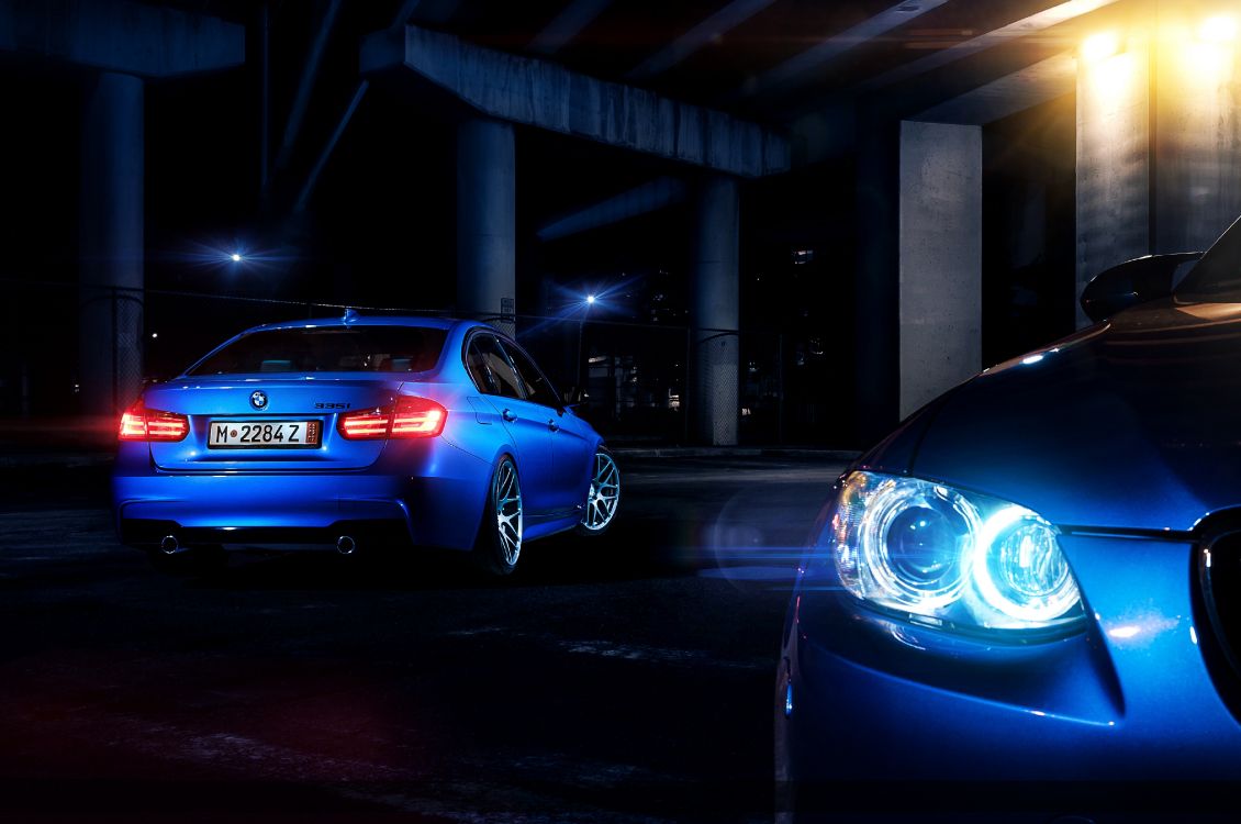 Blaues Bmw m 3 Coupe Parkte Nachts Auf Dem Parkplatz. Wallpaper in 4296x2849 Resolution